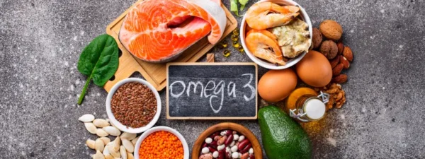 Omega-3 skrbijo za dober vid, zmanjšujejo tveganje za degeneracijo rumene pege ter preprečujejo suhe oči. Največ jih je v lososu, tuni in sardelah.