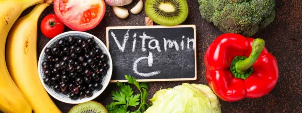 Živila, bogata z vitaminom C, kot so paprika, brokoli, kivi, paradižnik, banane, borovnice in zelje. Vitamin C je močan antioksidant, ki pomaga ščititi oči, upočasni nastanek makule ter zmanjšuje tveganje za sivo mreno in katarakto.