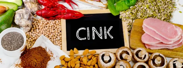 Cink podpira transport vitamina A v oko, ščiti celice pred oksidativnim stresom in pomaga ohranjati dober vid. Najdemo ga v morskih sadežih, mesu in oreščkih.